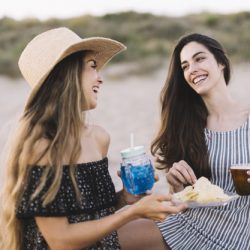 deux-femmes-amies-riant-de-la-plage_23-2147643687